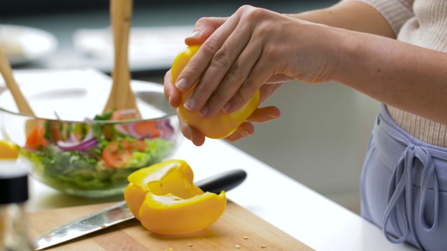 女人把辣椒切成两半，去籽视频素材