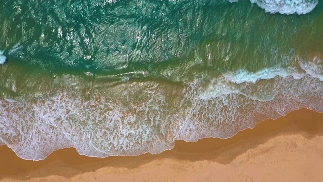 鸟瞰图。大浪翻滚在海岸海洋，打破海浪，海岸线。视频素材