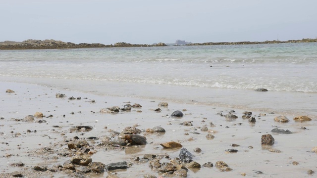 海浪在法国北部的圣马洛洋湾蔓延缓慢视频素材