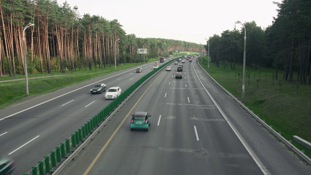 在大城市的交通高峰期，道路交通堵塞，闭路电视安全摄像头视频素材