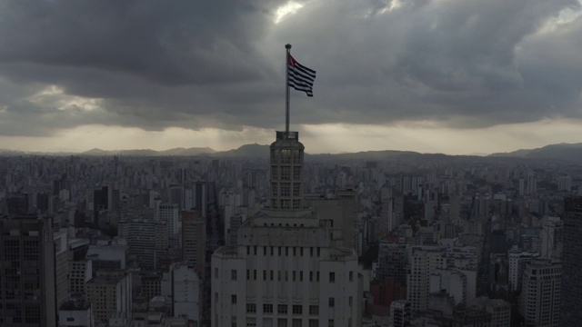 带有旗帜的无人机塔，São Paulo，巴西视频素材