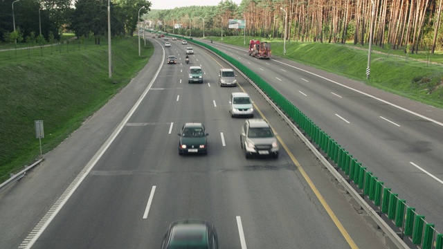 在大城市的交通高峰期，道路交通堵塞，闭路电视安全摄像头视频素材