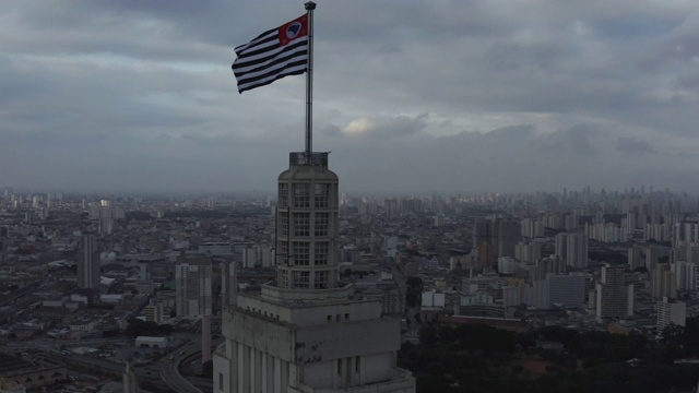 带有旗帜的无人机塔，São Paulo，巴西视频素材