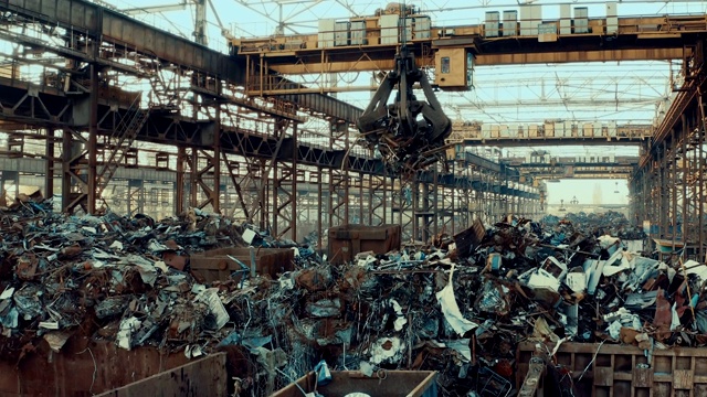 废铁钢铁厂用于回收的废铁视频素材