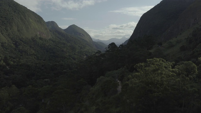 无人机谷弗洛里多，petropolis，里约热内卢de Janeiro，巴西视频素材