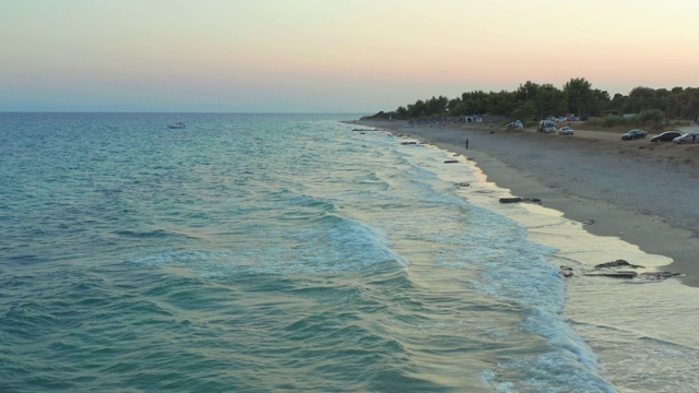 鸟瞰图与小波浪在爱琴海在夏天，chalkidiki，波塞迪，希腊视频素材