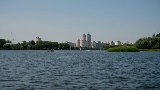 海浪。城市景观。视频素材