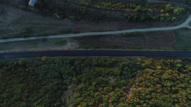 高速公路和乡村公路鸟瞰图视频素材