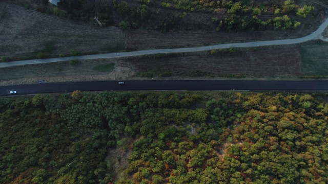 高速公路和乡村公路鸟瞰图视频素材