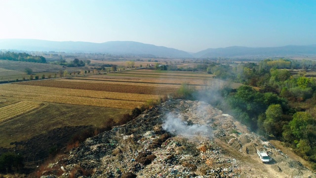 垃圾场着火了视频素材