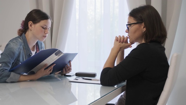 女性专业心理治疗师，心理学家在办公室与少女交谈。青少年儿童的心理健康视频素材