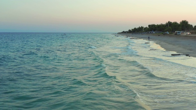 鸟瞰图与小波浪在爱琴海在夏天，chalkidiki，波塞迪，希腊视频素材