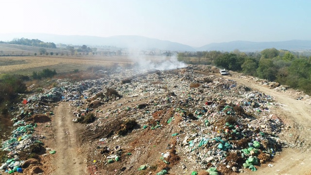 小垃圾场着火了视频素材