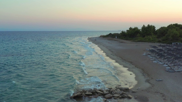 鸟瞰图与小波浪在爱琴海在夏天，chalkidiki，波塞迪，希腊视频素材