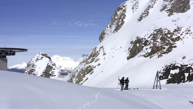 滑雪者在冬季度假村的雪坡边无人机周围的景色。滑雪时在雪山上滑雪的人。冬季活动和极限运动。的雪山风景视频素材