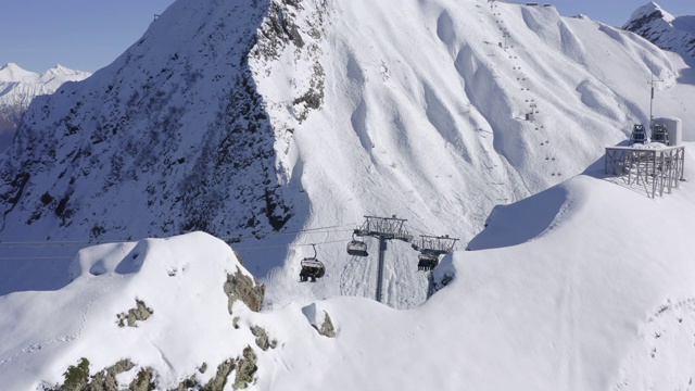 冬季滑雪和单板滑雪。滑雪场雪山滑雪电梯。无人机滑雪板和滑雪者在雪坡上滑雪的鸟瞰图。冬季运动及活动视频素材