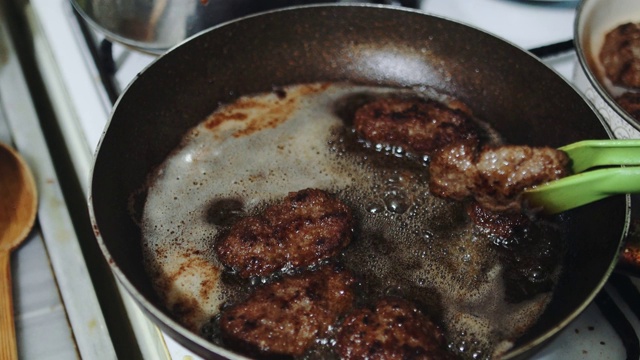 土耳其烹饪油炸肉丸视频素材