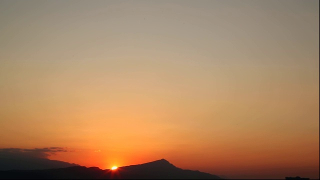 太阳落山了。美丽的全景和日落的景色视频素材