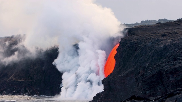 基拉韦厄火山的熔岩流入海洋视频素材