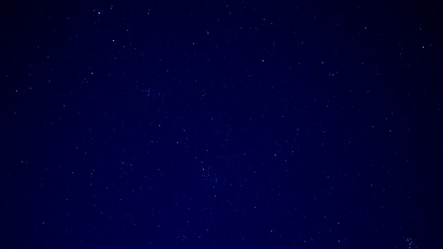 夜晚星空。天空中一颗流星。星落。视频素材