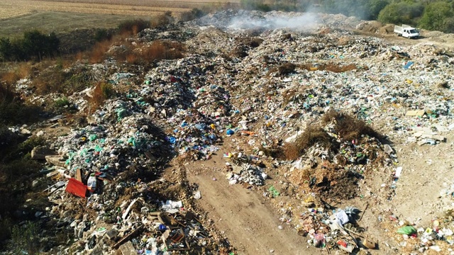 小垃圾场着火了视频素材