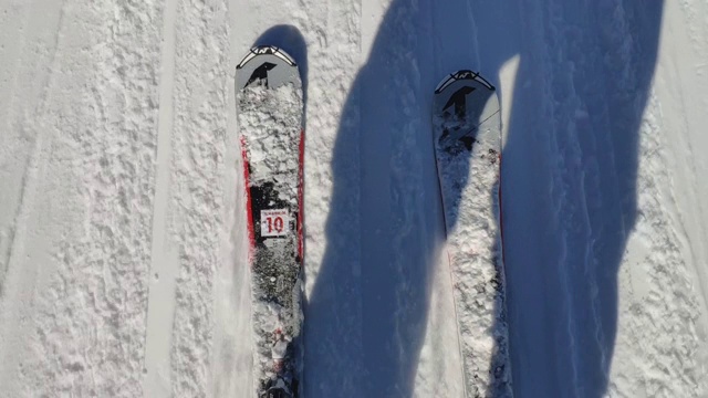 在土耳其的高山滑雪与头盔上的行动摄像头，滑下来的滑雪者在白雪覆盖的山上。视频素材