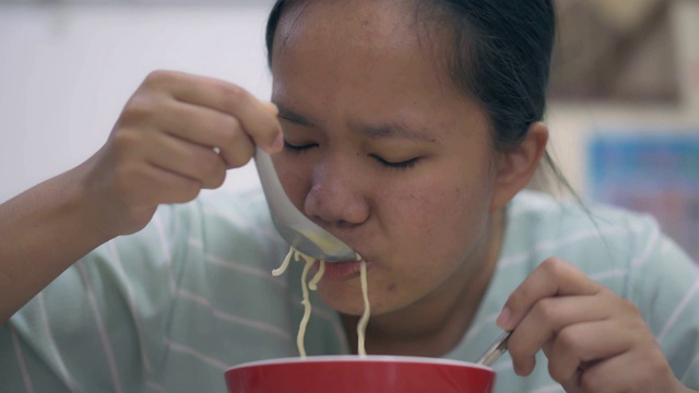 女人吃面条视频素材