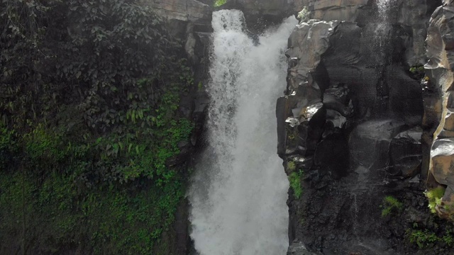 乌布岛上的特根南根瀑布的航拍。巴厘岛之旅概念视频素材