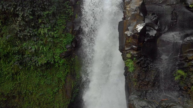 乌布岛上的特根南根瀑布的航拍。巴厘岛之旅概念视频素材