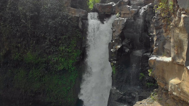 乌布岛上的特根南根瀑布的航拍。巴厘岛之旅概念视频素材