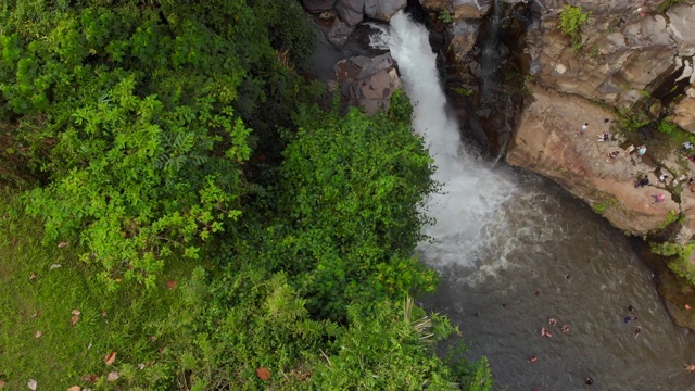 乌布岛上的特根南根瀑布的航拍。巴厘岛之旅概念视频素材