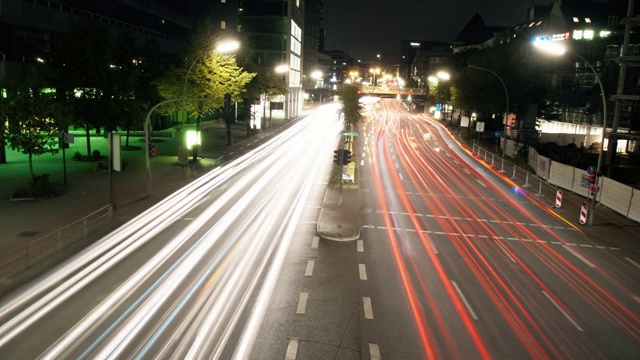 夜间高速公路上灯光轨迹的时间流逝视频素材