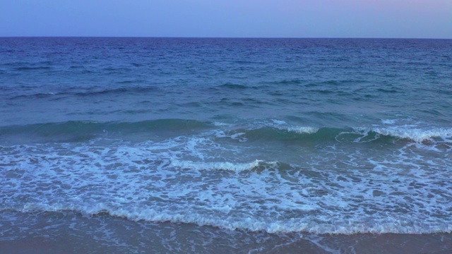 鸟瞰图的海滩与小波浪和岩石在爱琴海在夏天，chalkidiki，波塞迪，希腊视频素材