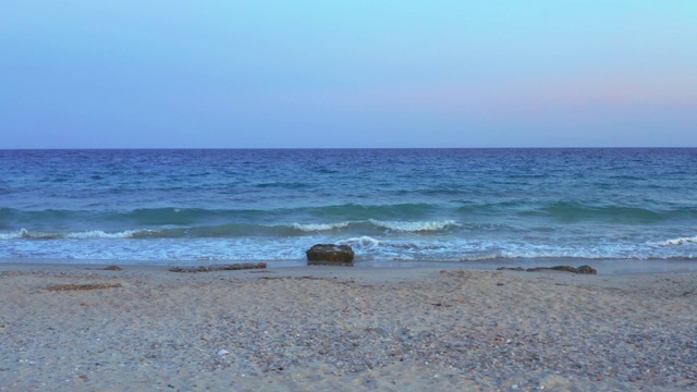 鸟瞰图的海滩与小波浪和岩石在爱琴海在夏天，chalkidiki，波塞迪，希腊视频素材