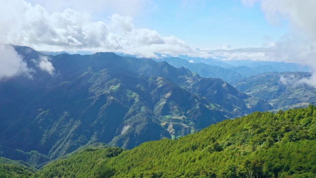 无人机飞向美丽的合欢山，合欢山位于台湾中部山脉，有流动的云海和蓝天，鸟瞰。视频素材