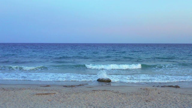 鸟瞰图的海滩与小波浪和岩石在爱琴海在夏天，chalkidiki，波塞迪，希腊视频素材