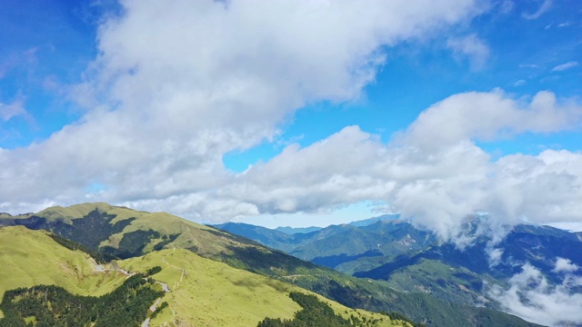 全景图，无人机飞向美丽的合欢山，合欢山，在台湾中部山脉，与云海，鸟瞰。视频素材