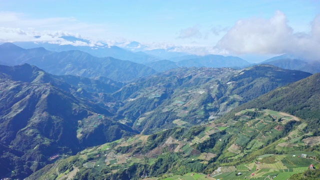 无人机飞向美丽的合欢山，合欢山位于台湾中部山脉，有流动的云海和蓝天，鸟瞰。视频素材