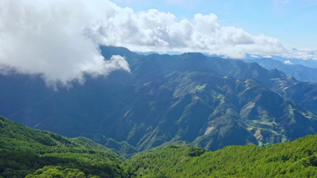 无人机飞向美丽的合欢山，合欢山位于台湾中部山脉，有流动的云海和蓝天，鸟瞰。视频素材