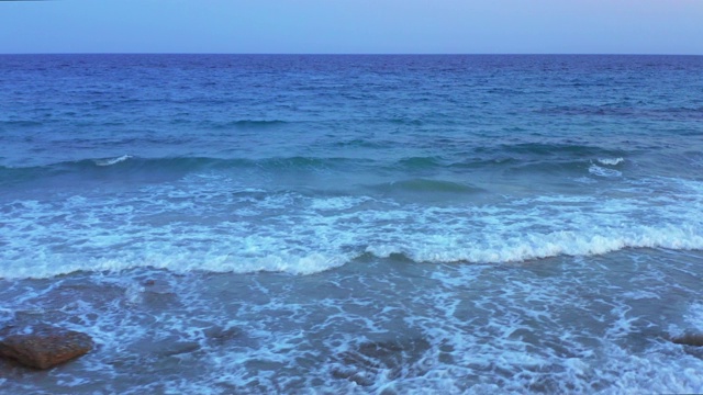 鸟瞰图的海滩与小波浪和岩石在爱琴海在夏天，chalkidiki，波塞迪，希腊视频素材