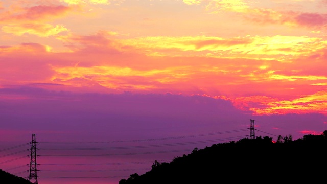 紫色的夕阳，红色的火焰，天空和剪影山视频素材