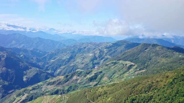 无人机飞向美丽的合欢山，合欢山位于台湾中部山脉，有流动的云海和蓝天，鸟瞰。视频素材