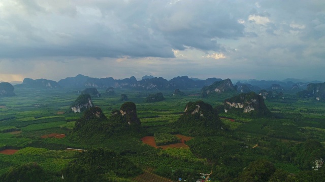 天线。惊人的电影风格的视频巨大的山脉和雨林在泰国南部。无人机飞越高峰。太阳在山后耀斑。两只鸟在四旋翼机附近飞行。视频素材