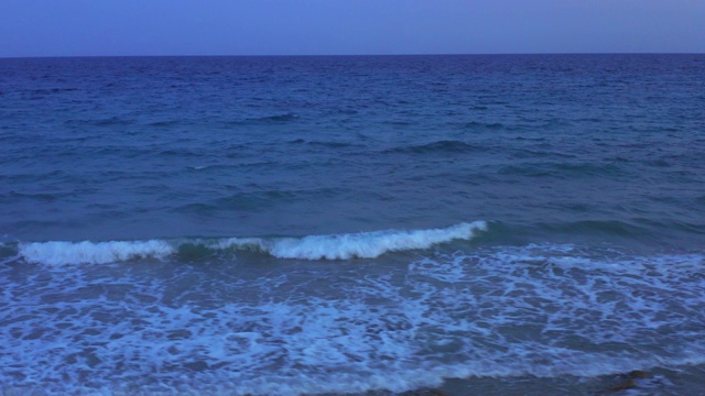 鸟瞰图的海滩与小波浪和岩石在爱琴海在夏天，chalkidiki，波塞迪，希腊视频素材