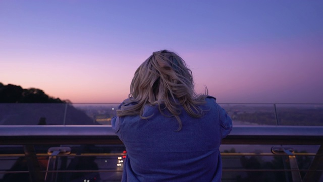 沮丧的年轻女子从桥上看夜景，生活问题视频素材