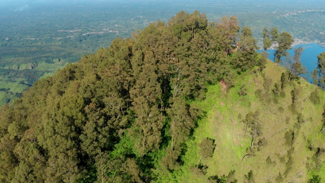 巴图尔火山和巴厘岛的湖泊鸟瞰图视频素材