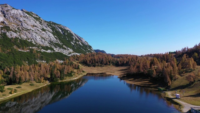 Tauplitzalm Großsee在Styria，奥地利阿尔卑斯山。视频素材