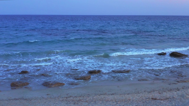 鸟瞰图的海滩与小波浪和岩石在爱琴海在夏天，chalkidiki，波塞迪，希腊视频素材