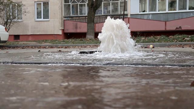 水管的突破。水从管子里飞溅出来。强水压视频素材