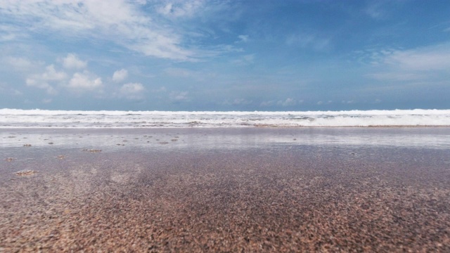 慢镜头海浪在完美的沙滩上视频素材